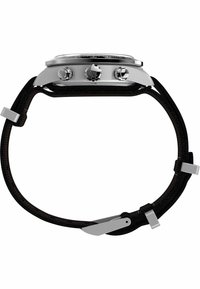 Herrenarmbanduhr mit einem silbernen Edelstahlgehäuse, schwarzem Zifferblatt, drei Krone-Tasten und einem strukturierten schwarzen Stoffarmband mit roten Akzenten.