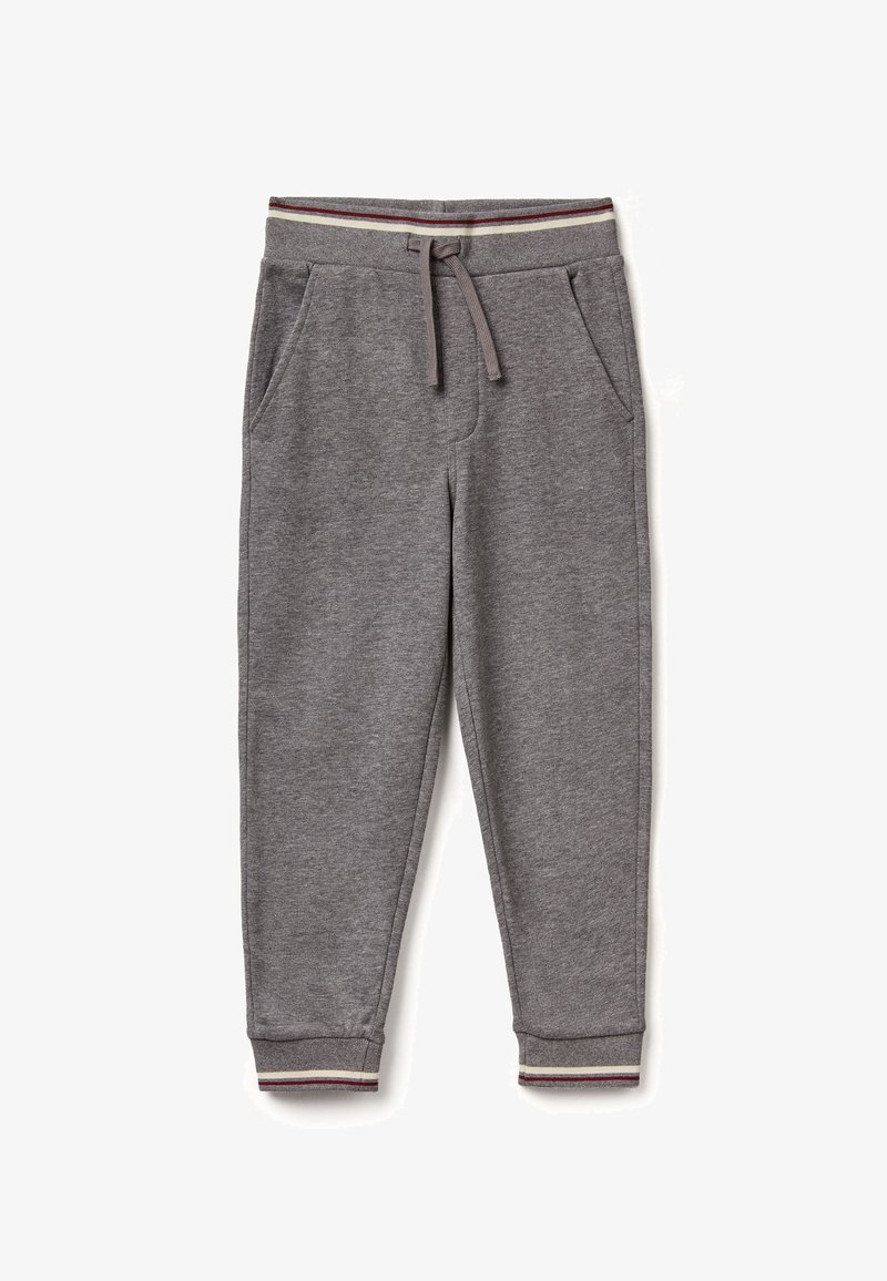 Šedé tepláky vyrobené z jemného materiálu, s úzkými nohavicemi, postranními kapsami a ribbovaným pasem s červenými a krémovými pruhy.