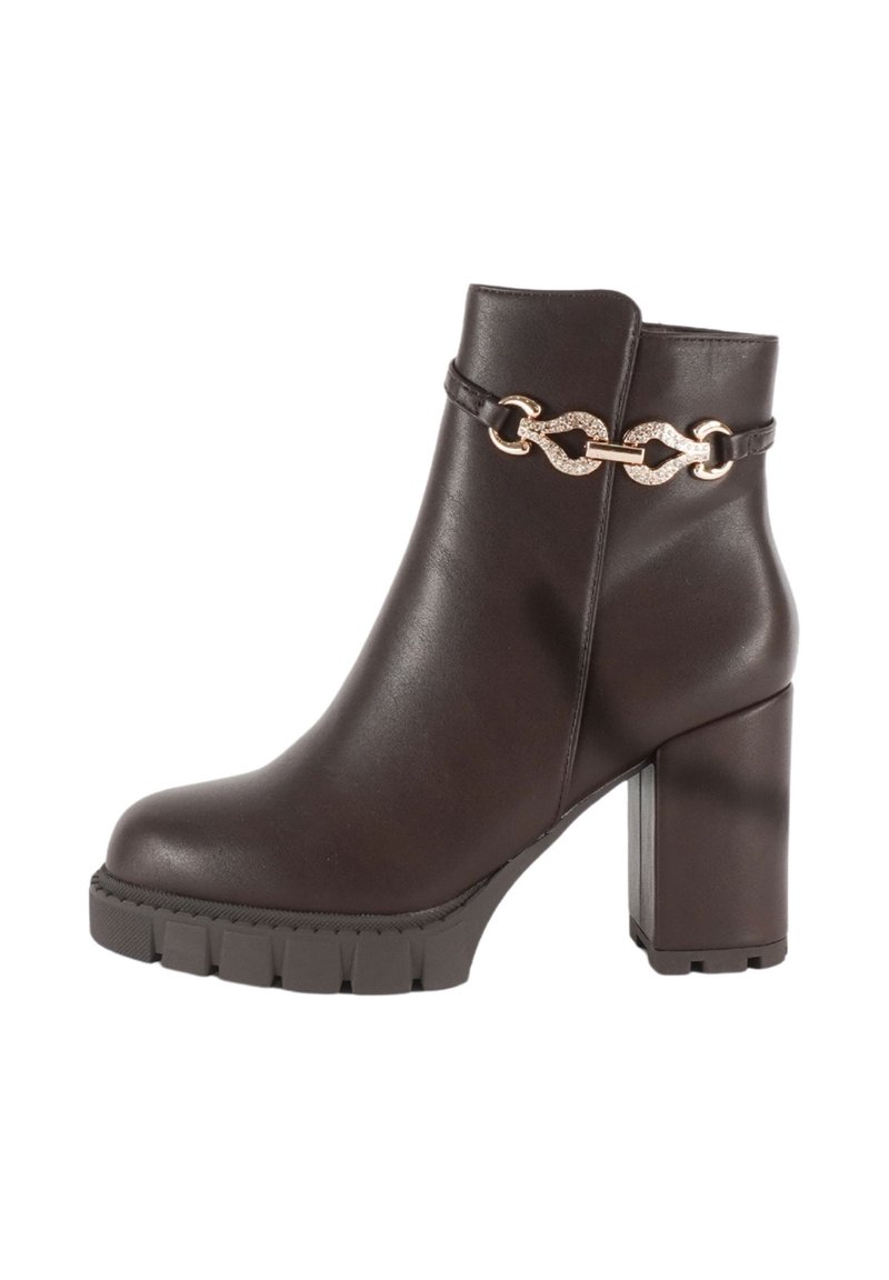 Stivale alla caviglia in finta pelle marrone con tacco chunky, caratterizzato da una catena dorata attorno alla caviglia e una suola rigata.
