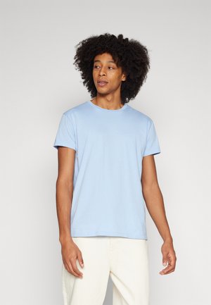 Hellblaues, kurzärmliges T-Shirt aus weichem Material, mit Rundhalsausschnitt und lockerer Passform. Glatte Textur ohne sichtbare Muster.