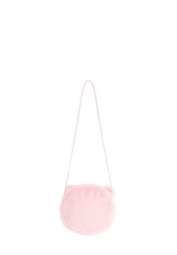 Piccola borsa a tracolla rotonda in peluche rosa con una sottile tracolla e dettagli sottili a forma di orecchie di orso su uno sfondo bianco.