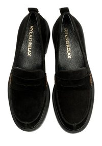 Czarne zamszowe buty typu slip-on z miękką kokardką, z zaokrąglonym noskiem, teksturowaną wkładką oraz gumową podeszwą z delikatnym wzorem grip.