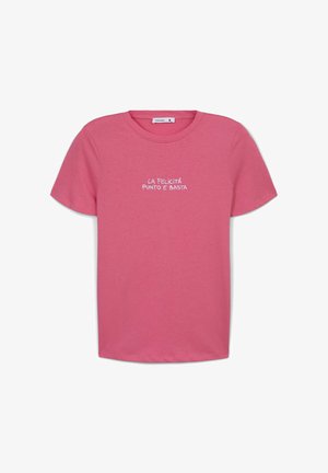 T-shirt in cotone rosa con maniche corte e scollo rotondo, con scritta bianca "LA FELICITÀ PUNTO E BASTA" sul davanti.