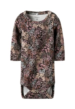 Langarm rompertje in een donker bloemenpatroon met tinten van roze, blauw en crème; voorzien van drukknoopsluiting onderaan en een ronde hals.