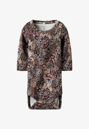 Langarm rompertje in een donker bloemenpatroon met tinten van roze, blauw en crème; voorzien van drukknoopsluiting onderaan en een ronde hals.