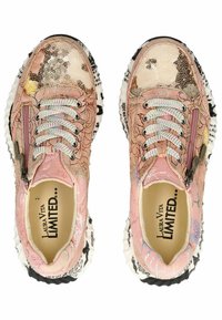 Sneaker rosa con paillettes e design floreale, parte superiore in rete, dettaglio con zip e suole intermedie bianche testurizzate accentuate da una suola in gomma nera.