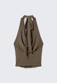 Haut dos nu vert olive en tissu doux, avec un dos drapé et des liens au cou, doté d'une silhouette ajustée et d'une texture lisse.