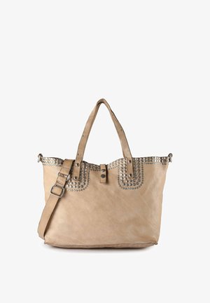 Sac fourre-tout en cuir beige avec des accents cloutés argentés, doubles bretelles d'épaule et une bandoulière amovible et réglable. Doté d'une fermeture à pression.