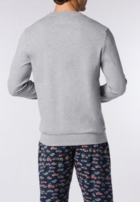 Sweatshirt grigio a maniche lunghe in misto cotone, con scollo rotondo e vestibilità rilassata, abbinato a pantaloni da pigiama blu navy con fantasie di auto colorate.