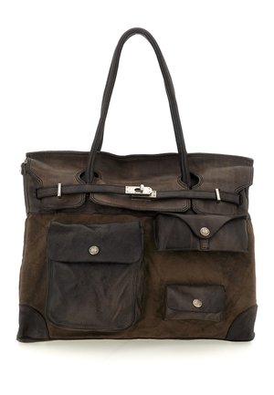 Grande borsa tote in pelle marrone scuro con due manici, tre tasche frontali con chiusure a bottone e una fascia orizzontale con fibbia in metallo.