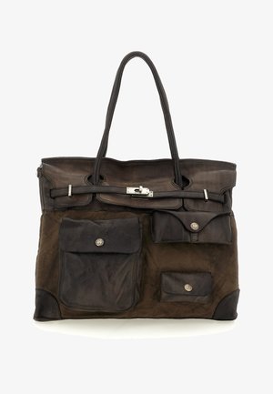 Grande borsa tote in pelle marrone scuro con due manici, tre tasche frontali con chiusure a bottone e una fascia orizzontale con fibbia in metallo.