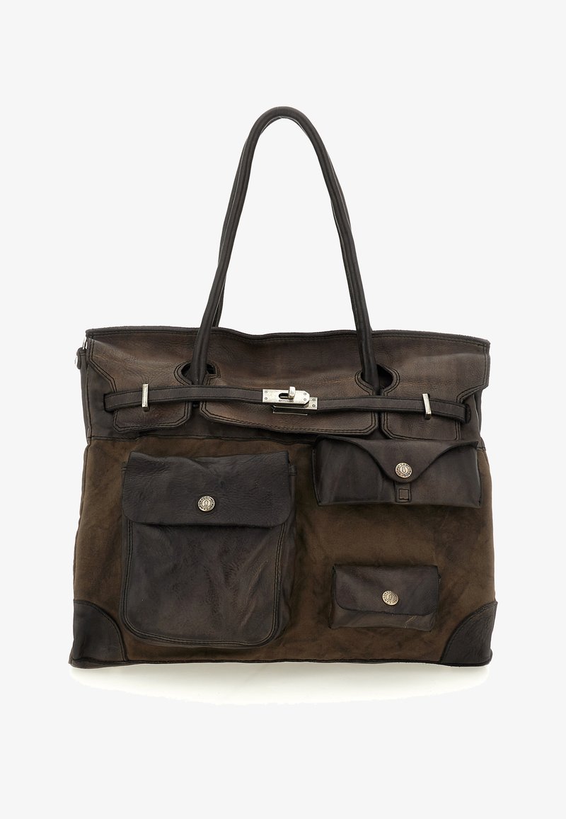 Grande borsa tote in pelle marrone scuro con due manici, tre tasche frontali con chiusure a bottone e una fascia orizzontale con fibbia in metallo.