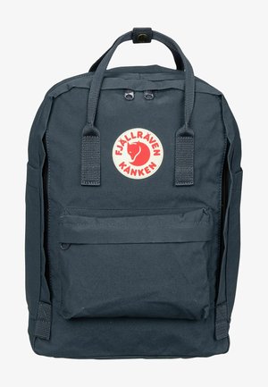 Blauwe Fjällräven Kånken rugzak gemaakt van duurzaam materiaal, met bovenhandvatten, verstelbare schouderbanden, een voorzak en een ronde logo patch.