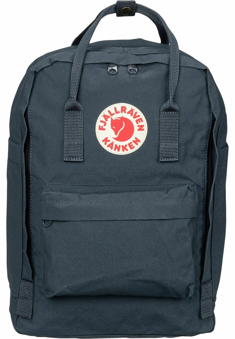 Blå Fjällräven Kånken ryggsekk laget av slitesterk stoff, med topphåndtak, justerbare stropper, en frontlomme og en sirkulær logo-patch.