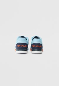 Scarpe sportive blu con tomaia in rete, colletto imbottito, tallone blu navy a contrasto, logo "TOP-FLEX" arancione e suola bianca maculata.