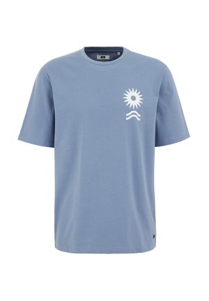 T-shirt di cotone blu con scollo tondo e maniche corte. Presenta una grafica bianca di sole e onda sul lato sinistro. Orlo dritto.