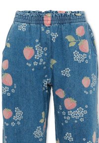 Blauwe spijkerbroek met elastische tailleband, versierd met roze aardbeien en kleine witte bloemetjes.