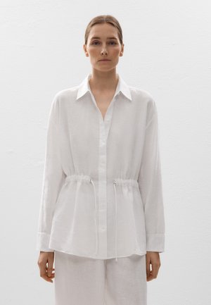Witte blouse met lange mouwen van lichtgewicht stof, met een kraag en een verstelbare koord in de taille voor een strakke pasvorm.