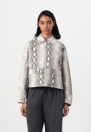 Cropped jacket in synthetic material with a grey and white snake print, featuring a collared neck and front pockets. Textured finish.