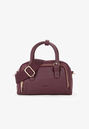 Kleine bordeauxleren handtas met twee handvatten, een verstelbare schouderband met gouden gespsluiting en voorzijde ritszakken.