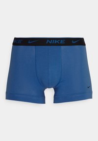 Modri bombažni bokserci z črnim elastičnim pasom, na katerem je logotip Nike. Tkanina ima gladko teksturo in prilegajoč dizajn.