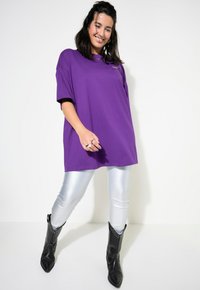 Studio Untold DANS LE DOS COL ROND ET - T-shirt basic - dark purple