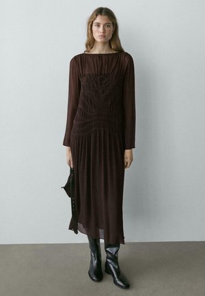 FLOWING MIDI WITH GATHERED DETAIL - Freizeitkleid - dark brown