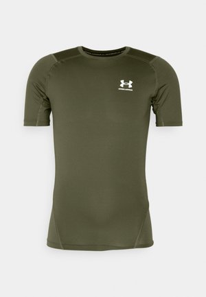 Oliven grønn kortermet treningsskjorte laget av glatt, elastisk stoff. Har en hvit Under Armour-logo på brystet og flate sømmer.