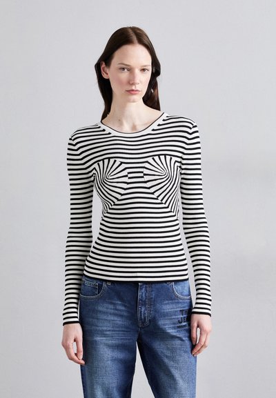 Sort og hvid stribet langærmet top med et tætsiddende design og tekstureret stof, der har et minimalistisk mønster over brystet.