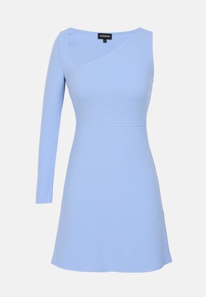 Robe bleu clair avec une manche longue, un corps ajusté et une jupe évasée. Fabriquée en tissu lisse avec un éclat subtil et des détails de coutures diagonales.