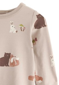 Langærmet beige sweatshirt med illustrerede skovdyr, herunder bjørne, ræve og kaniner, med ribkantet halsudskæring og blød tekstur.