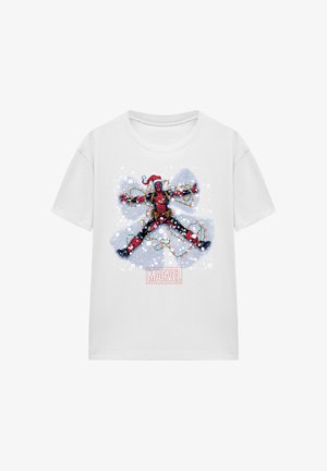 Deadpool, der einen Weihnachtsmannhut trägt, ist in bunten Weihnachtslichtern verheddert und macht einen Schneemann, mit einem Marvel-Logo darunter auf einem weißen T-Shirt.