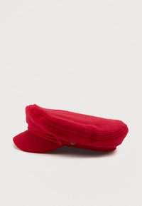 Chapéu vermelho felpudo estilo capitão com um faixa trançada acima da aba curta e curva, sobre um fundo claro e simples.