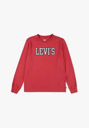 Camisola de manga longa vermelha feita de algodão, com um decote redondo e o logótipo "LEVI'S" em letras grandes azuis e creme na parte da frente.