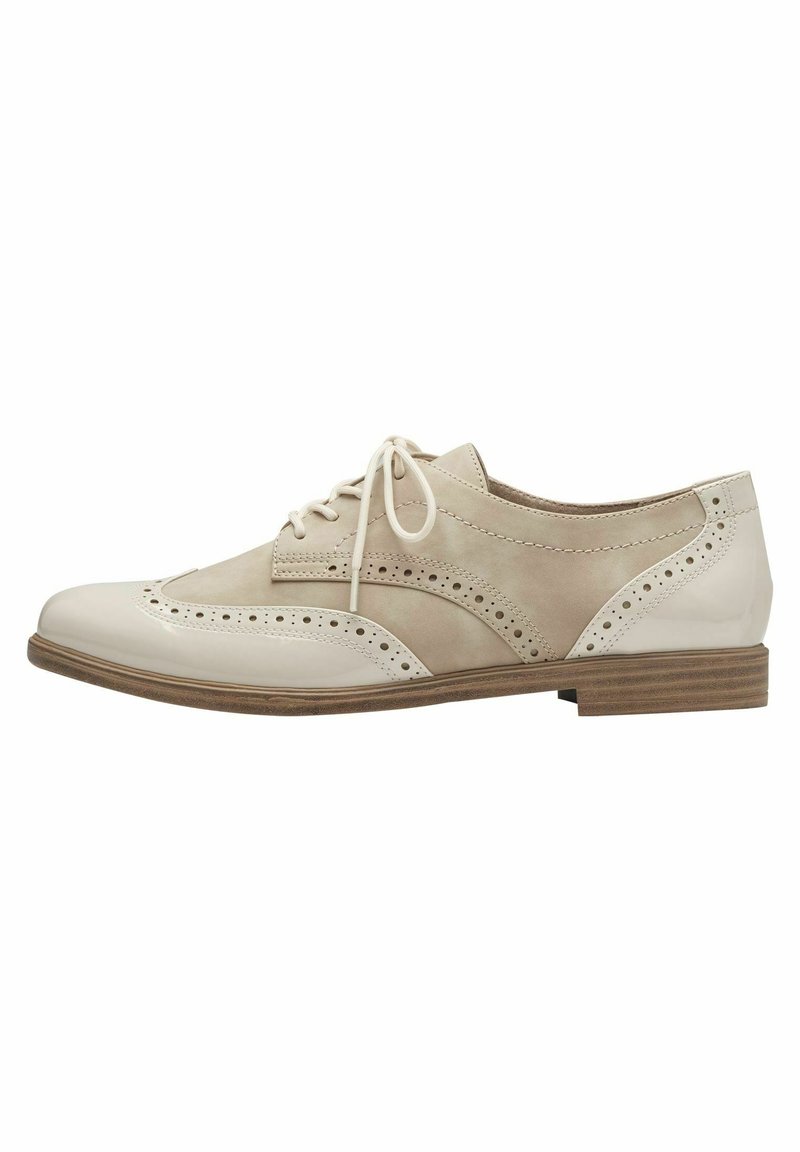 Chaussure Oxford en cuir beige et crème avec détails brogue, laçage frontal et petit talon en bois empilé.