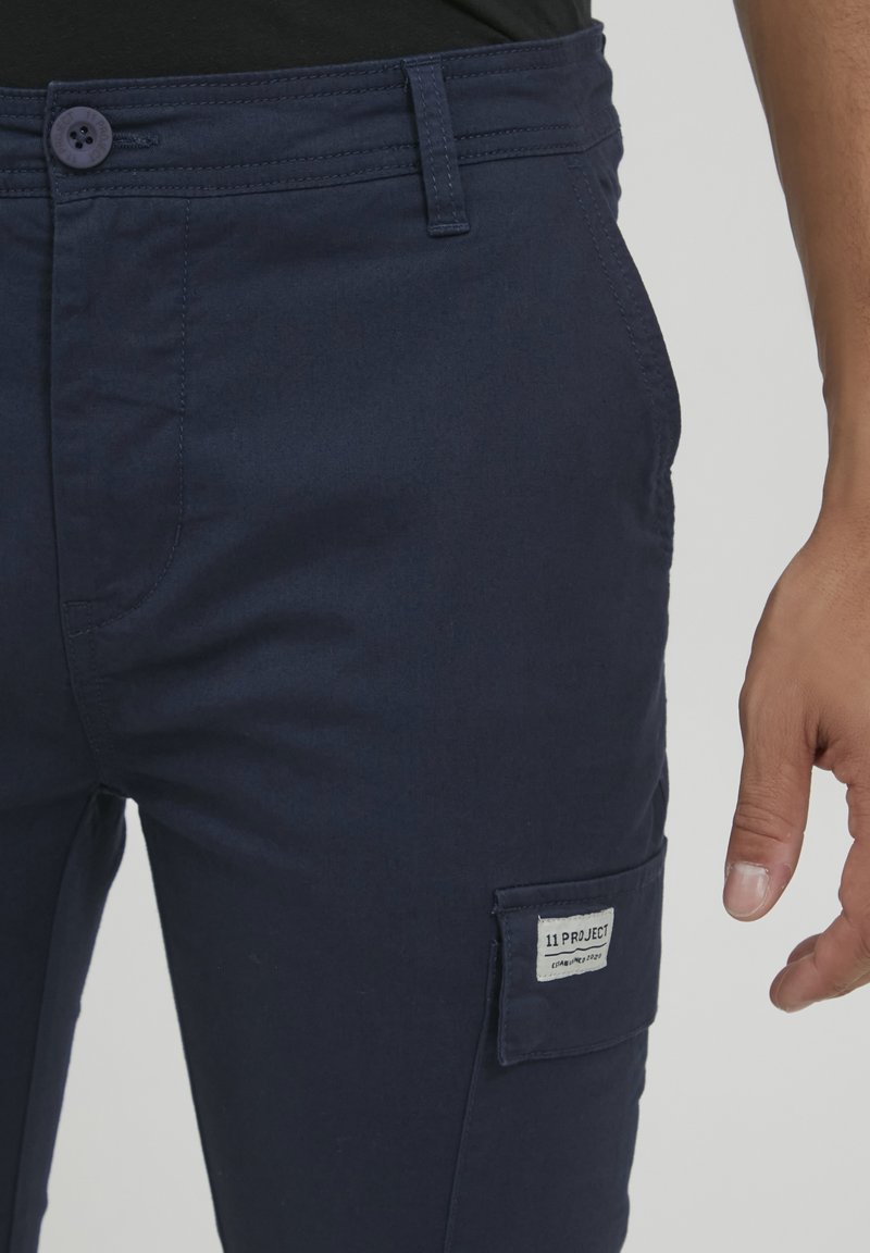 Herren Chinos | 11 Project LOUKA Cargohose insignia blue/blau - CX10359 Herren Chinos | 11 Project LOUKA Cargohose insignia blue/blau - CX10359