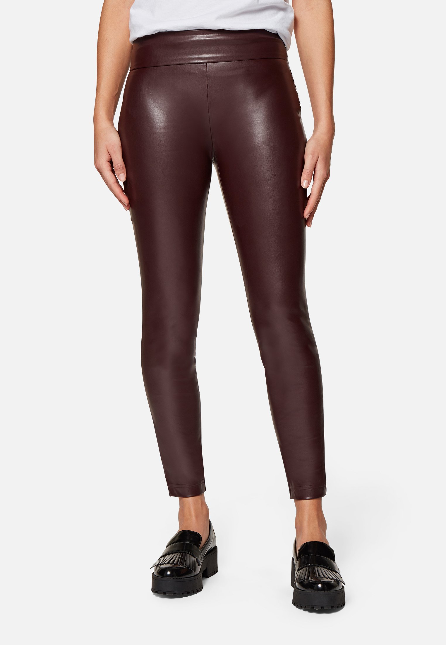 Mavi Leather trousers - wine tasting 