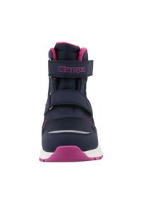 Jūras spēku zilo sporta apavu ar rozā akcentiem un Velcro siksnām. Iezīmējas ar teksturētu augšpusi un baltu vidusdaļu ar rozā zoli.