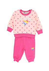 Ensemble de surv êtement pour enfants de couleur rose comprenant un haut à manches longues orné de petits cœurs et d'un graphique de cœur multicolore, associé à un pantalon rose assorti.