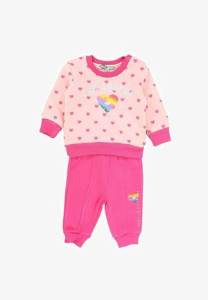 Ensemble de survêtement pour enfants de couleur rose comprenant un haut à manches longues orné de petits cœurs et d'un graphique de cœur multicolore, associé à un pantalon rose assorti.