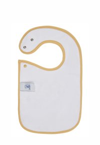 Weißes Lätzchen mit gelben Akzenten, aus weichem Stoff gefertigt. Hat eine abgerundete Oberseite mit Druckknopfverschlüssen und einem Logolabel am unteren Rand.