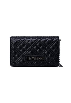 Portafoglio quilted nero con tracolla a catena, caratterizzato da un logo in rilievo. Realizzato in materiale sintetico con una finitura liscia e testurizzata.