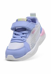 Sneakers da ginnastica color lilla chiaro con parte superiore in mesh, cinturino in velcro e suola bianca. Presentano dettagli rosa e texture laterali.