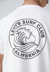 Levi's® VINTAGE FIT GRAPHIC - Apdrukāts T-krekls - white