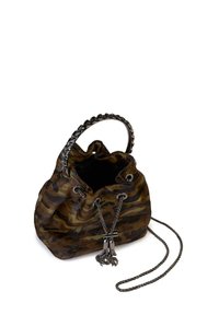 Torba typu bucket wykonana z materiału w kamuflażowy wzór, z metalicznym łańcuszkowym uchwytem i ściągaczem, wyposażona w srebrne okucia i odpinany pasek.