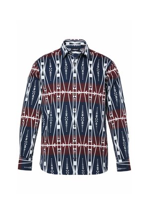 Camisa de manga larga con botones, con patrones tribales geométricos en azul marino, blanco y rojo, y un cuello puntiagudo.
