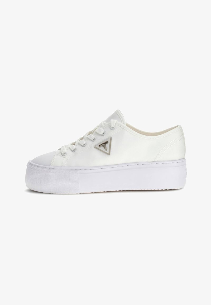 Zapatilla blanca de plataforma con suela gruesa, parte delantera con cordones y logotipo triangular de metal de Guess en el costado, mostrada en perfil lateral.