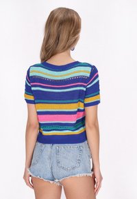 Maglione lavorato a maglia con strisce orizzontali multicolori, principalmente blu, rosa e verde, con maniche corte e collo rotondo.
