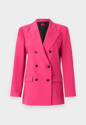 Dvoslojni roza blejzer iz teksturirane tkanine. Ima črne gumbe, zarezane reverje in dve sprednji žepi. Notranjost je črna.