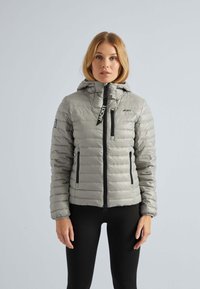 Lys grå pufferjakke med en tætsiddende design, hætte, lodret lynlåslomme og sorte hardware-detaljer. Har quiltet tekstur og elastiske manchetter.